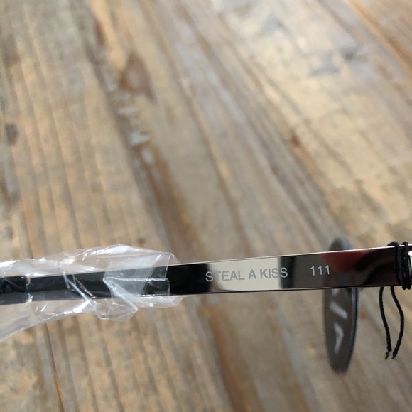 QUAY AUSTRALIA | Steal a Kiss sunglasses - Picture 5 of 7